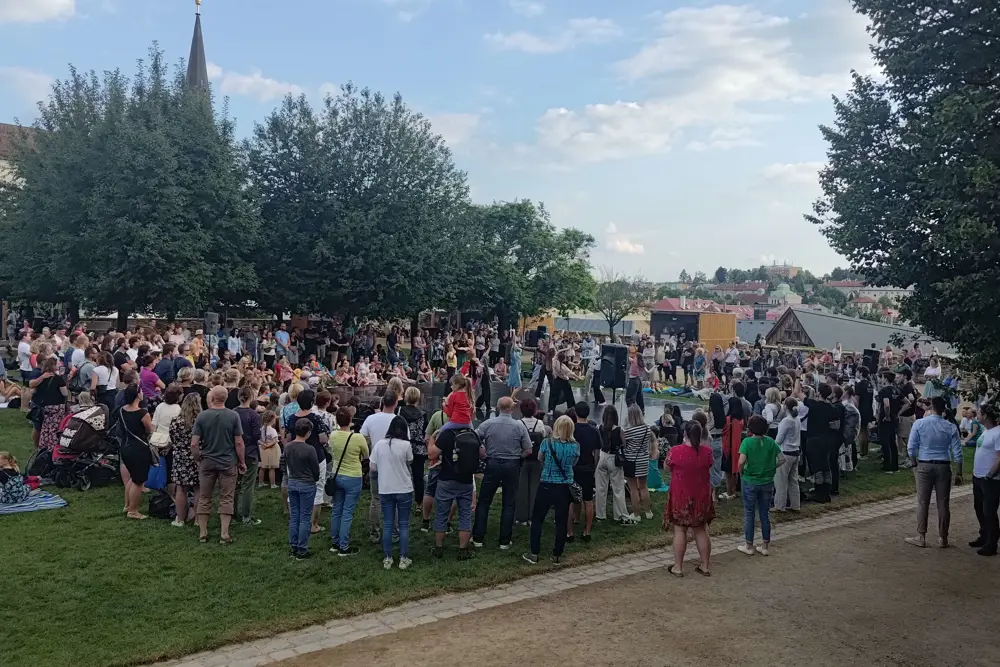 Studenti tančí na festivalových zahradách
