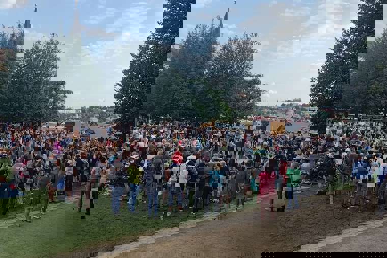 Studenti tančí na festivalových zahradách