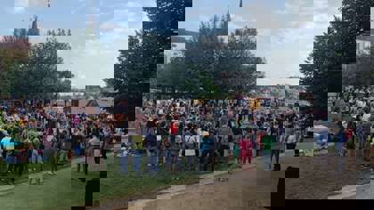 Studenti tančí na festivalových zahradách