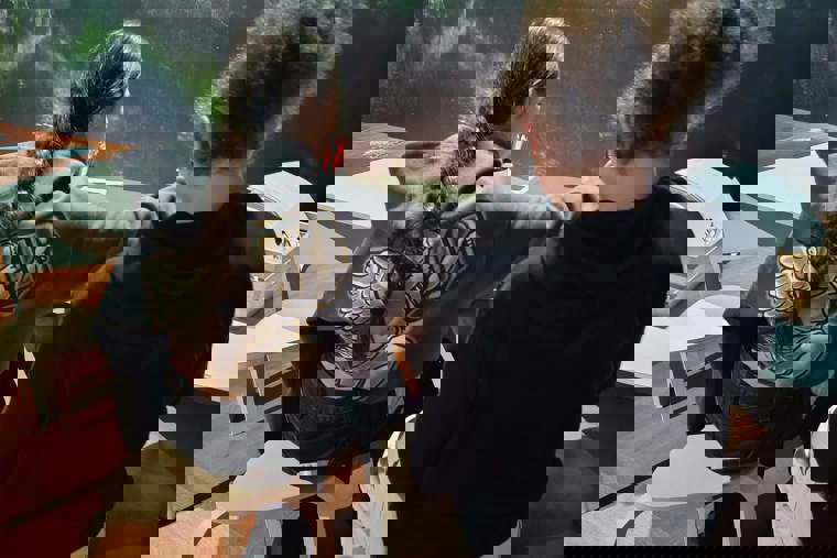 studenti na výstavě