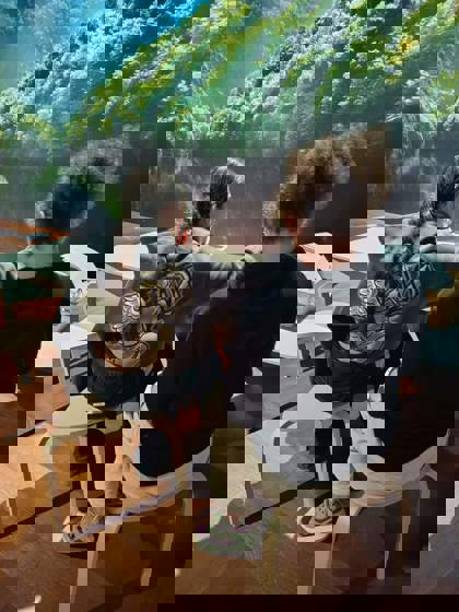 studenti na výstavě