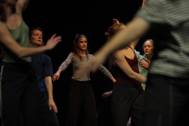 studenti tančí na představení