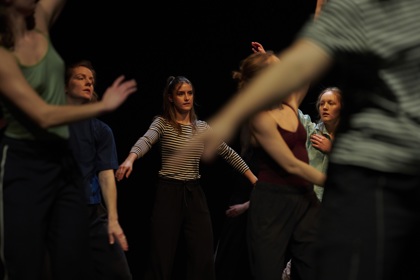 studenti tančí na představení