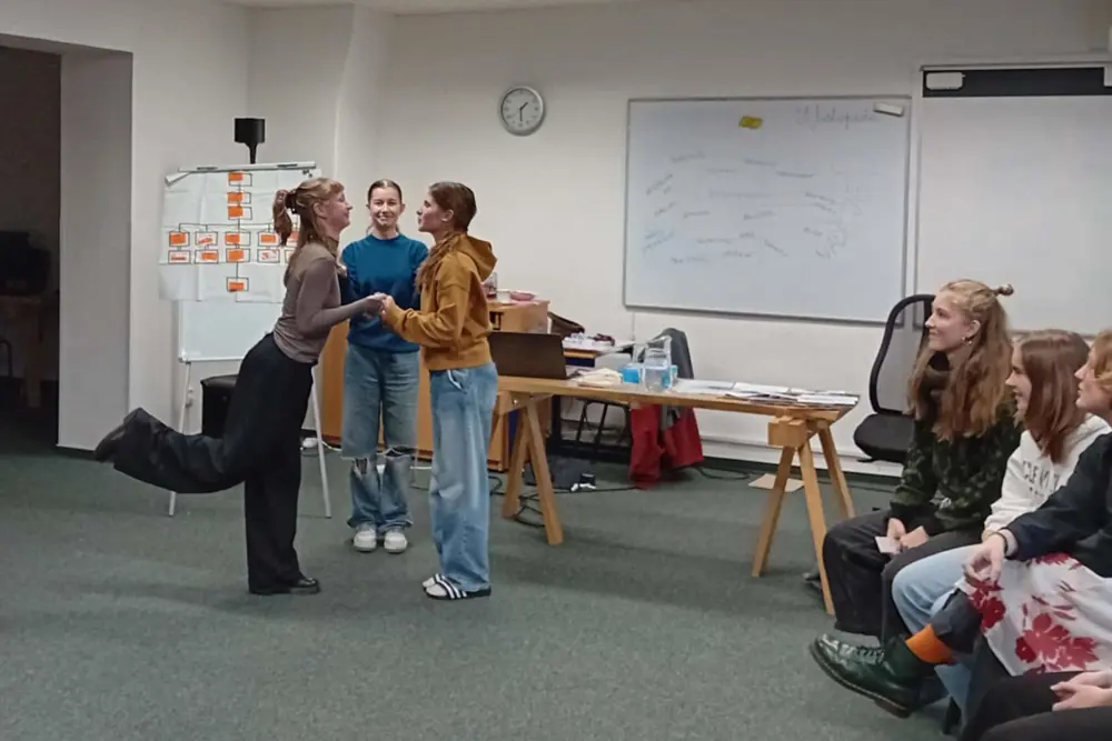studenti na workshopu v učebně