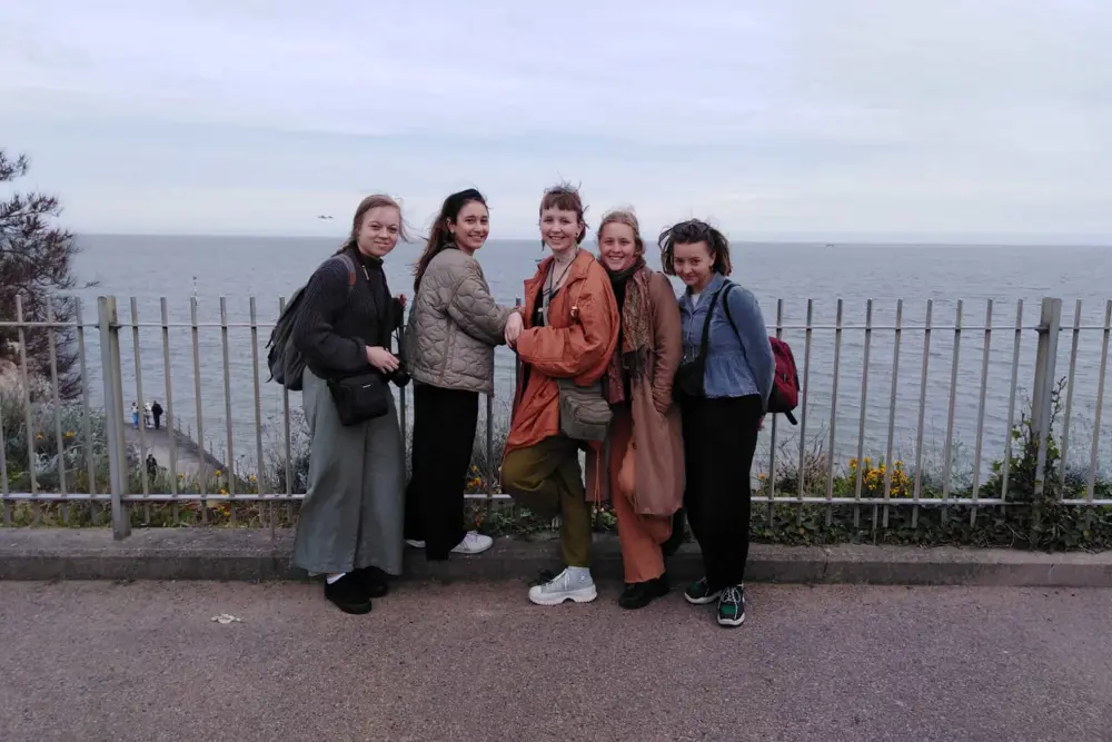 Studenti na procházce Broadstairs