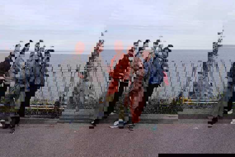 Studenti na procházce Broadstairs