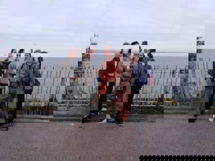 Studenti na procházce Broadstairs