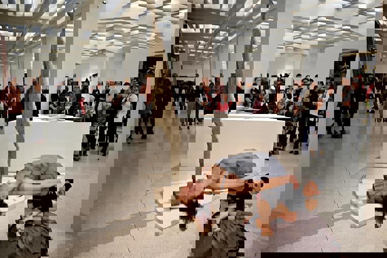 studenti tančí v Národní galerii