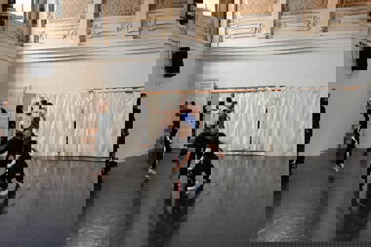 studenti tančí na tanečním sále