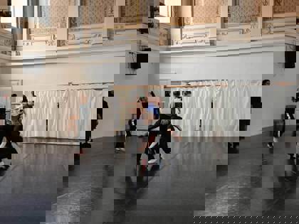 studenti tančí na tanečním sále