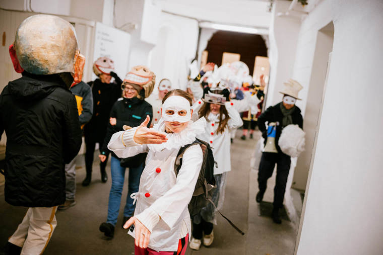 studenti v satirickém průvodu
