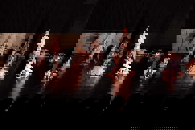 studenti při přípravě představení