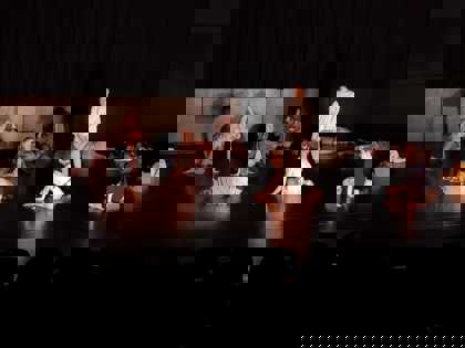 studenti při přípravě představení