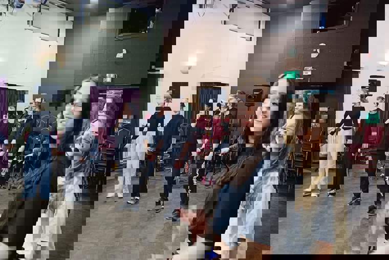 Studenti na tanečním večeru