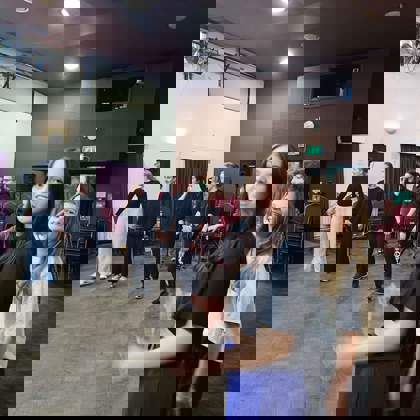 Studenti na tanečním večeru