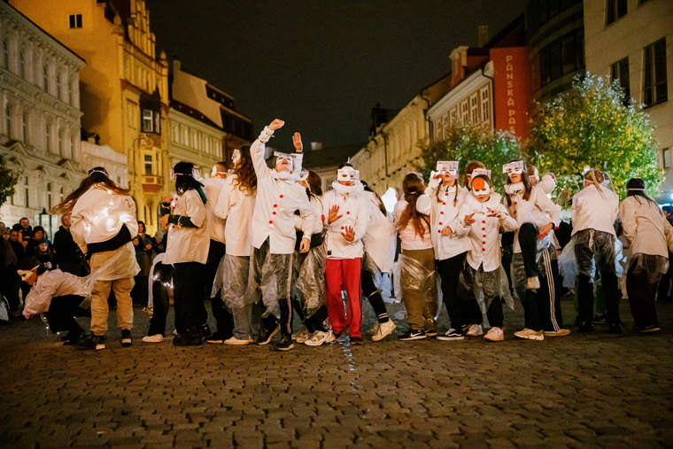 studenti v satirickém průvodu