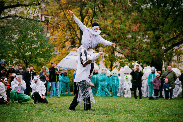 studenti v satirickém průvodu