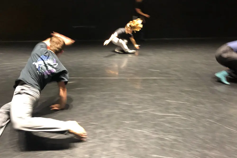 studenti tančí