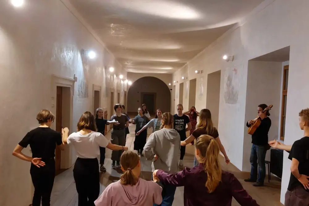 tančící studenti