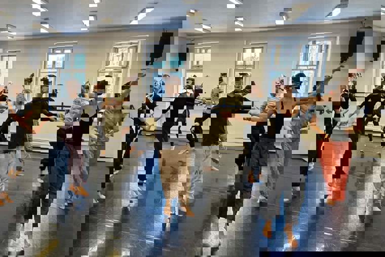 studenti s maskami na dílně