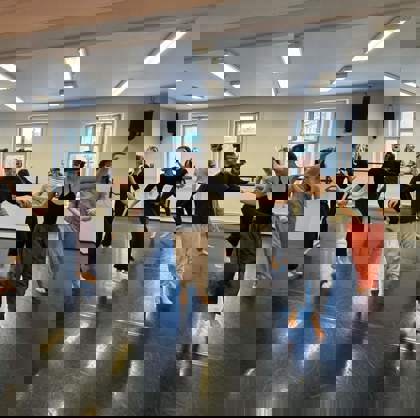 studenti s maskami na dílně