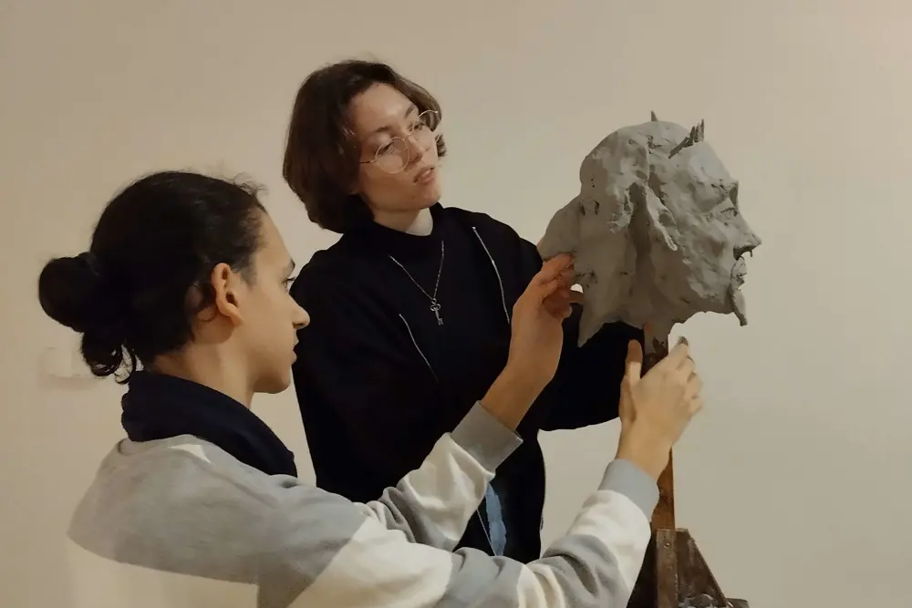 studenti v galerii