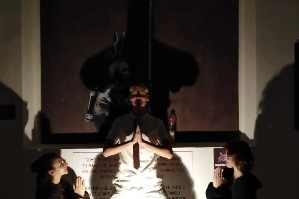 studenti na výstavě