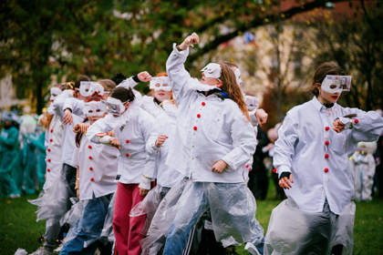 studenti v satirickém průvodu