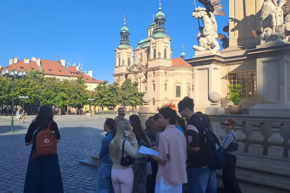 studenti v centu Prahy