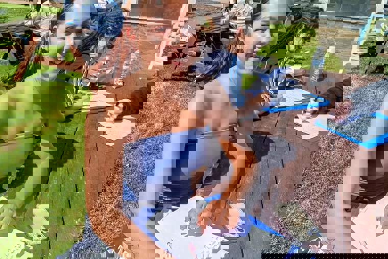 studenti venku v college