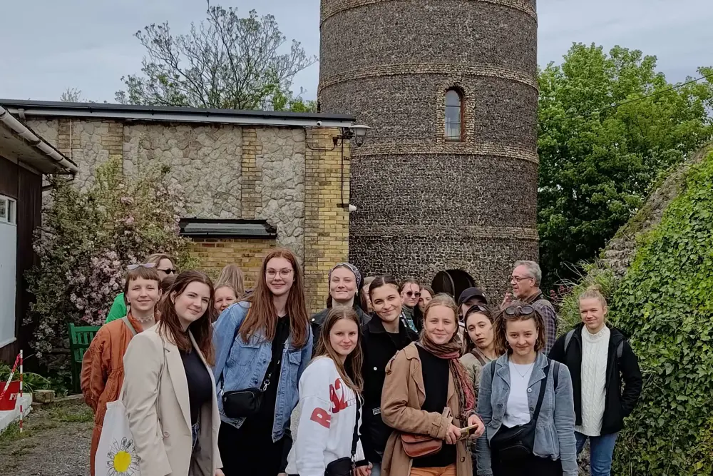 Studenti na procházce Broadstairs