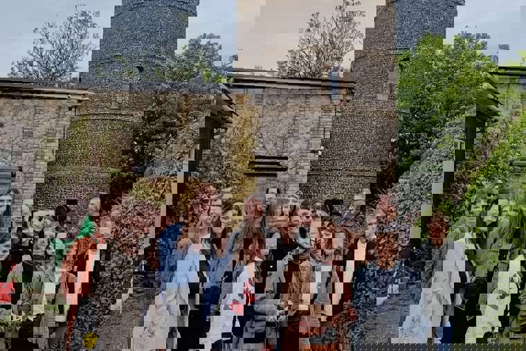 Studenti na procházce Broadstairs