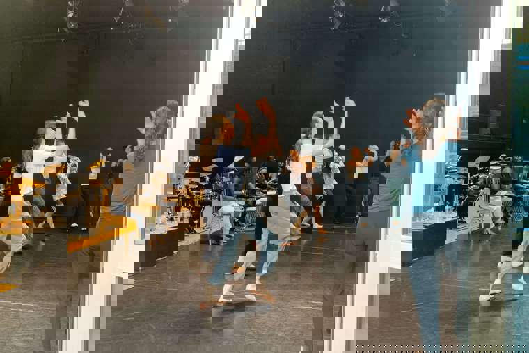 studenti zkouší africký tanec