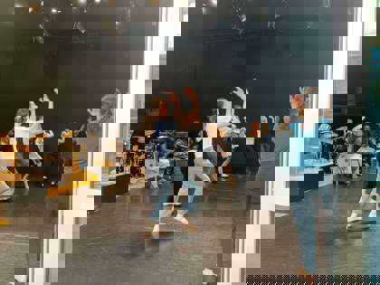 studenti zkouší africký tanec