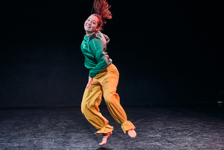 studenti při představení