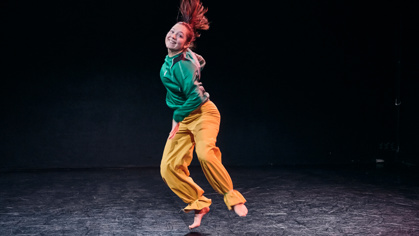 studenti při představení