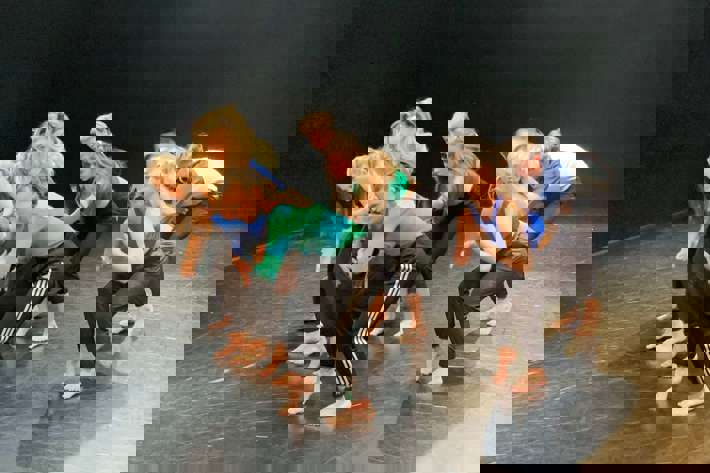 Představení Tajnosti v choreografii Simone Sandroniho a interpretaci studentů 5. ročníku