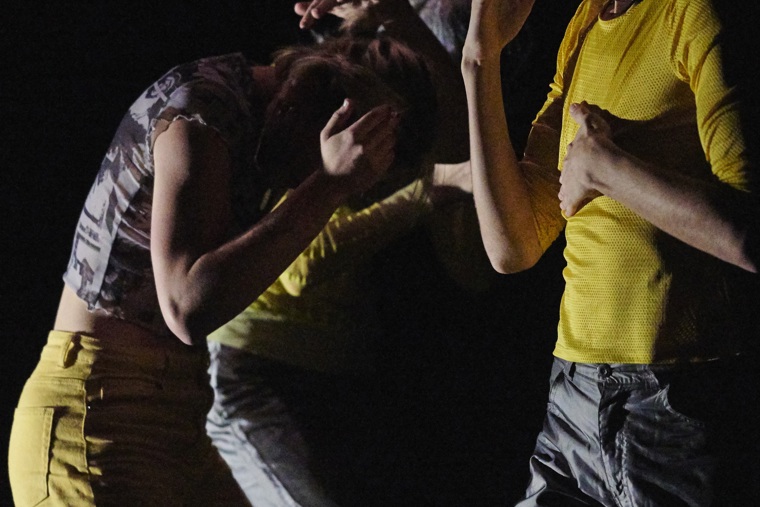 studenti tančí na představení