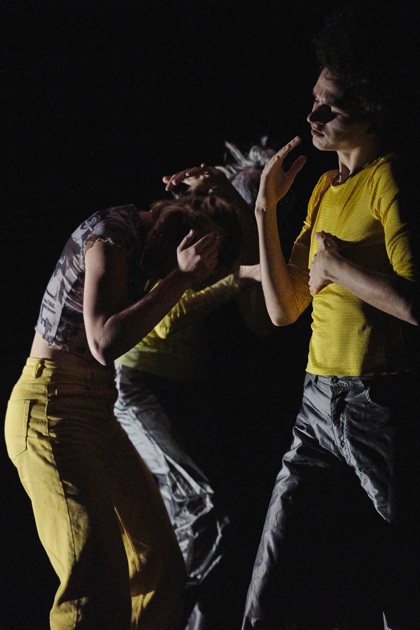 studenti tančí na představení