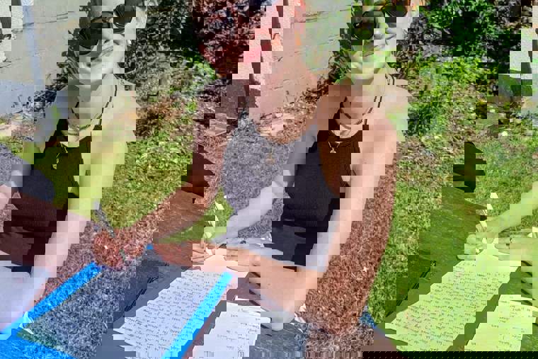 studenti venku v college