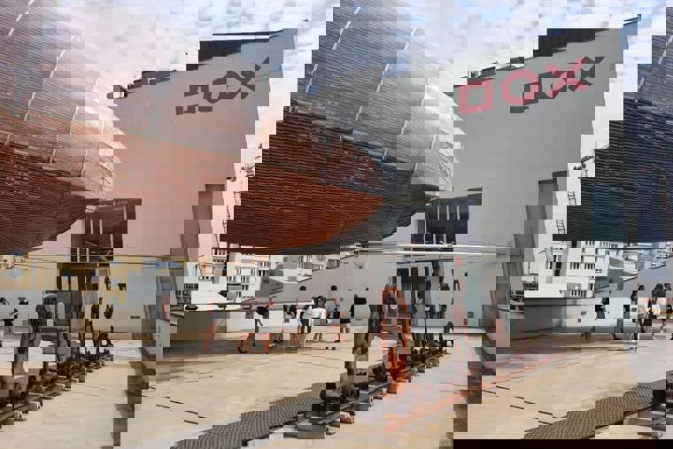 studenti u vzducholodě v DOXu