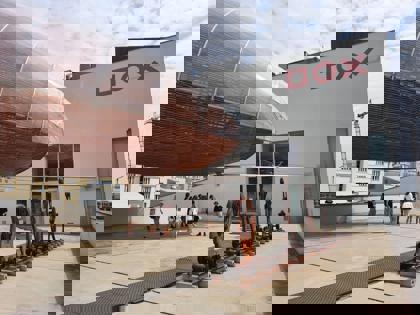 studenti u vzducholodě v DOXu