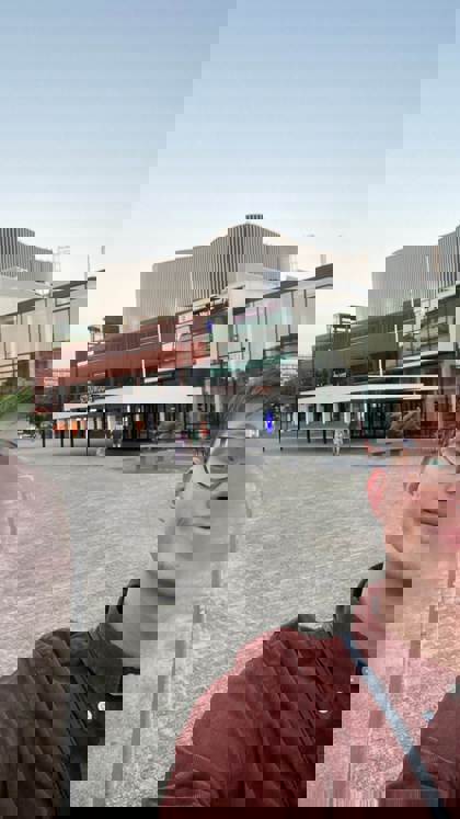 Tomáš Havlík před univerzitou