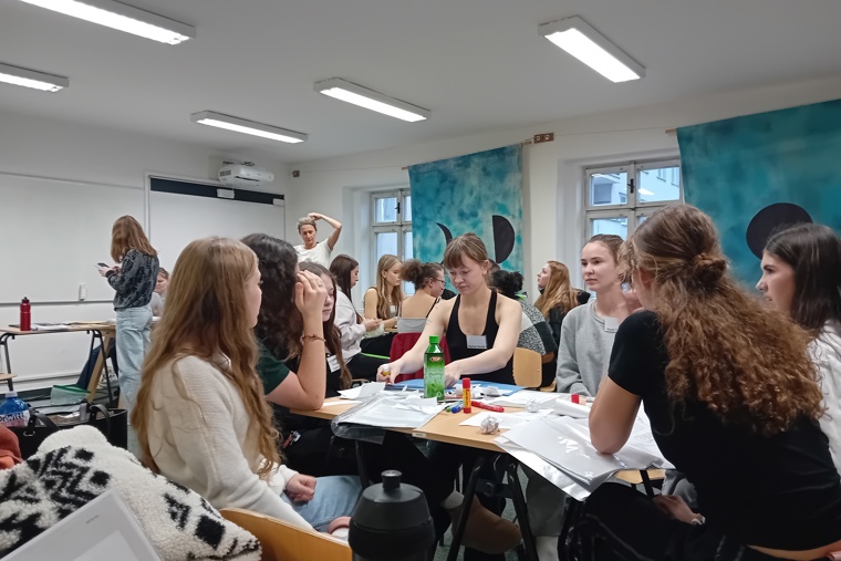 studenti na workshopu vyrábějí samizdat