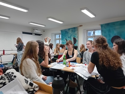 studenti na workshopu vyrábějí samizdat