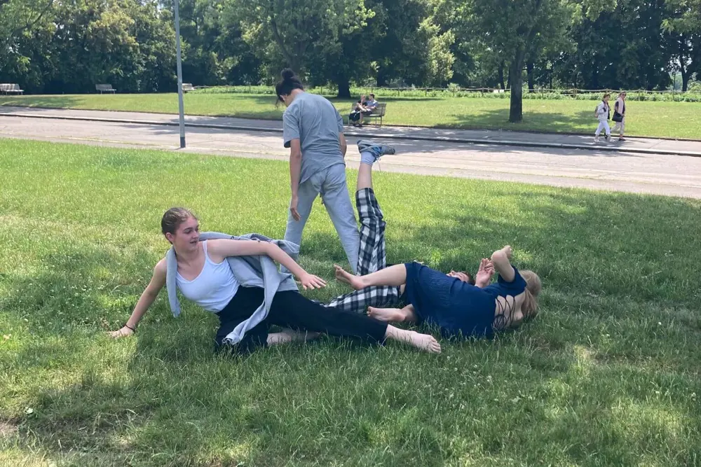 studenti tančí venku