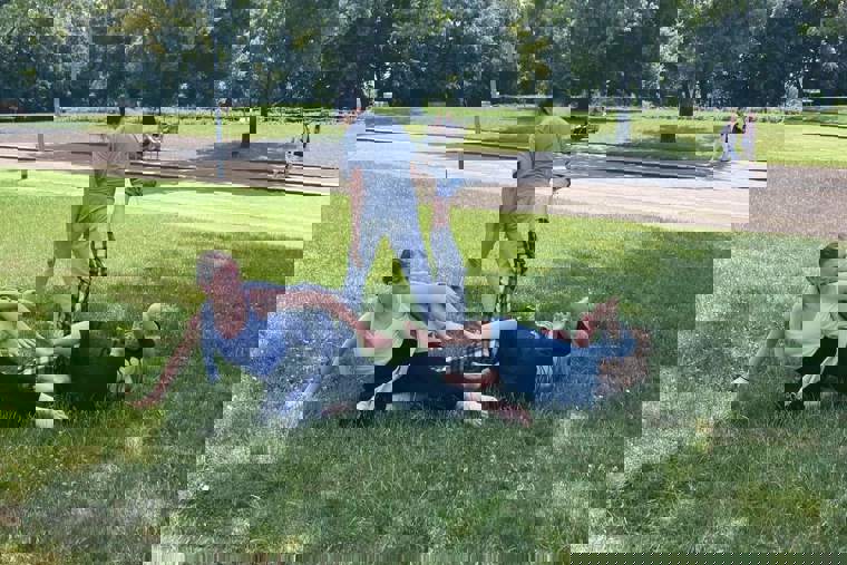 studenti tančí venku