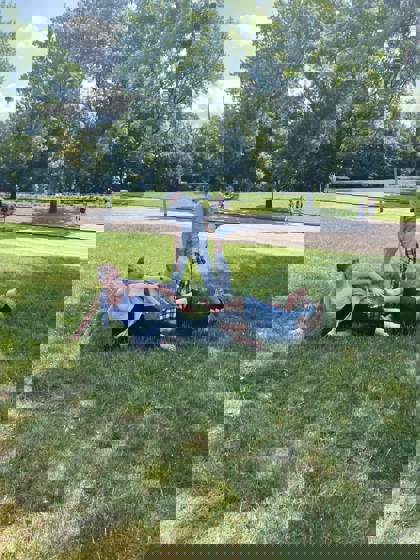 studenti tančí venku